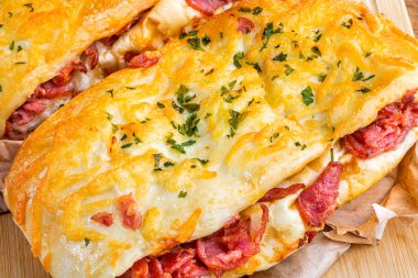 Brezilya 'nın tipik biberli, biberli ve İtalyan Focaccia soslu baharatlı atıştırmalıkları..