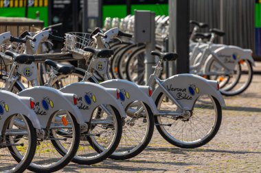 Piazza Bra / Verona / İtalya - 07 Temmuz 2019: İtalya 'nın Verona kentindeki Piazza Bra' da kiralık bisiklet satan bisiklet parkı. Kısa yolculuklar için bisikletler.