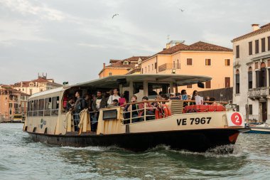 Piazza San Marco / Venezia / İtalya - 06 Temmuz 2019: Turistler Venedik, İtalya 'daki Büyük Kanal' daki toplu taşıma teknesinin (Vaporetto) tadını çıkarıyorlar.