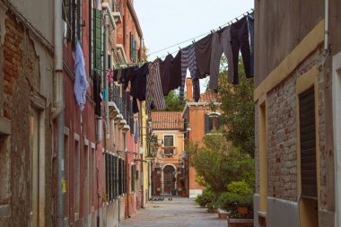 Murano Adası / Venezia / İtalya - 06 Temmuz 2019: Cam yapma geleneğiyle tanınan Murano Adası sokakları.
