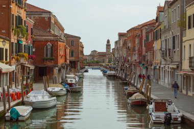 Murano Adası / Venezia / İtalya - 06 Temmuz 2019: Murano Adası sokakları ve kanalları cam yapma geleneğiyle tanınıyor.