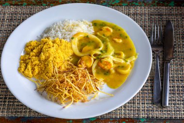 Kalamar ve karides yahnisi. Brezilya yemekleri..