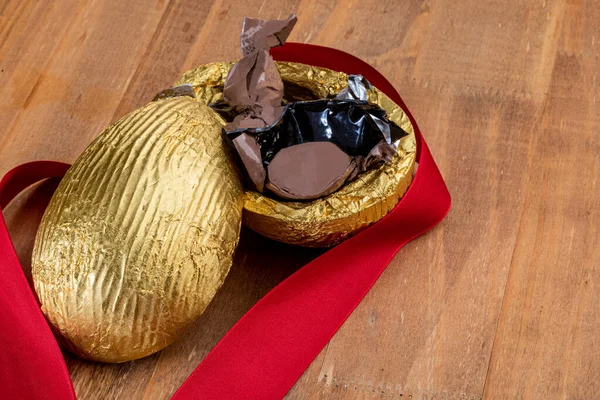 Ovo Chocolate Páscoa Brasileira Fundo Madeira — Fotografia de Stock