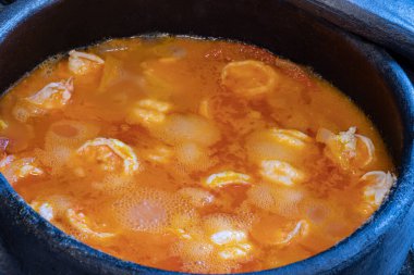 Moqueca de Camarao - Hindistan cevizi sütü ve palmiye yağı içinde Brezilya karidesi. Manyok unu ve pirince eşlik ediyor. Bahia yemeği..