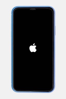 Rio de Janeiro, Brezilya - 19 Nisan 2021: iPhone 11 beyaz arka planda önden bağlandı. Seçici odak.