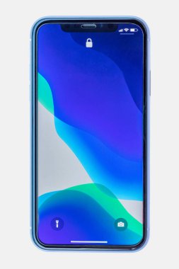 Rio de Janeiro, Brezilya - 19 Nisan 2021: iPhone 11 beyaz arka planda önden bağlandı. Seçici odak.