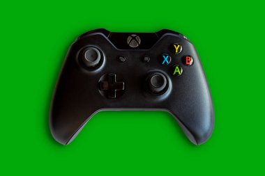 Rio de Janeiro, Brezilya - 19 Nisan 2021: Xbox video oyun kontrolörü bir Microsoft oyun platformu. Yeşil arka plan. Seçici odaklanma. Metin için boşluk.