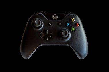 Rio de Janeiro, Brezilya - 19 Nisan 2021: Xbox video oyun kontrolörü bir Microsoft oyun platformu. Siyah arka plan. Seçici odaklanma. Metin için boşluk.