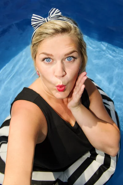 Menina loira bonita com olhos azuis em vestido retro fazendo selfie na piscina — Fotografia de Stock