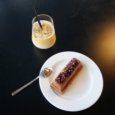 Buzlu kahve siyah masada lezzetli tatlı ile