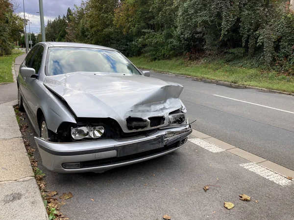 Rozbity samochód na ulicy. Uszkodzone samochody po zderzeniu. Obraz Stockowy