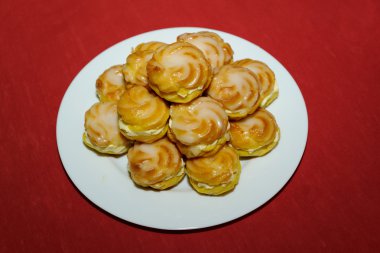 Krem puf kazık beyaz plaka üzerinde