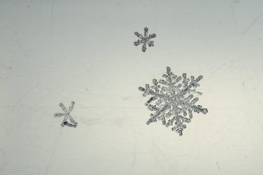 Saydam arka plan üzerinde kar taneleri