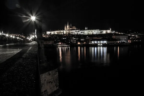 Prag Kalesi ile gece Charles Köprüsü — Stok fotoğraf