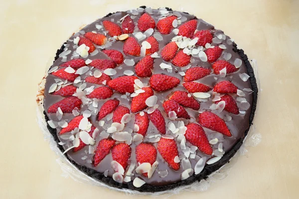 Torta de morango com chocolate e amêndoa — Fotografia de Stock