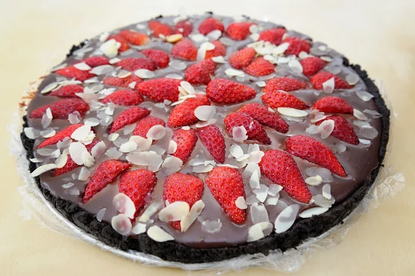 Torta de morango com chocolate e amêndoa — Fotografia de Stock