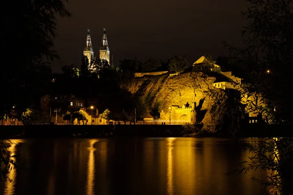 Vysehrad folyó oldaláról a bazilika tornyok az éjszakában, Cseh Köztársaság — Stock Fotó