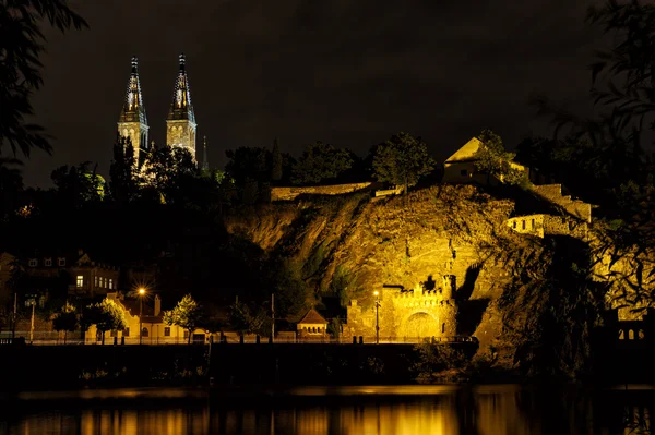 Vysehrad folyó oldaláról a bazilika tornyok az éjszakában, Cseh Köztársaság — Stock Fotó