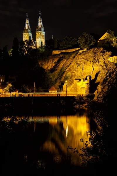Vysehrad folyó oldaláról a bazilika tornyok az éjszakában, Cseh Köztársaság — Stock Fotó