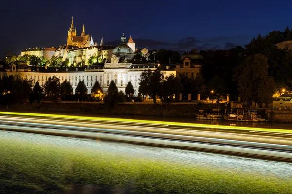 A prágai vár Hradcany a Moldva-folyó és a fények, a hajók — Stock Fotó
