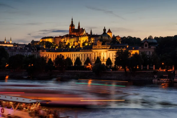 Prag Kalesi Hradcany içinde Vlatava Nehri ve tekneler ışıklarını — Stok fotoğraf