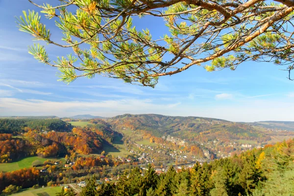 Lebendige farbenfrohe Herbstlandschaft bei Tageslicht — Stockfoto