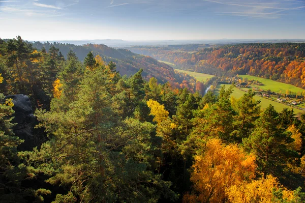 Lebendige farbenfrohe Herbstlandschaft mit Fernsicht — Stockfoto