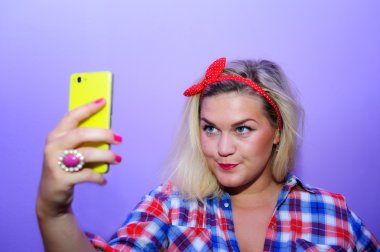 Güzel blog kız mavi gözlü sarı onun smartphone ile selfie yapma 