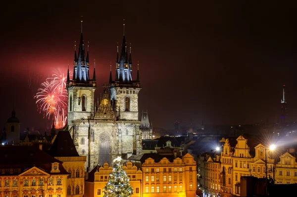 Gece havai fişek ile Prag eski şehir — Stok fotoğraf