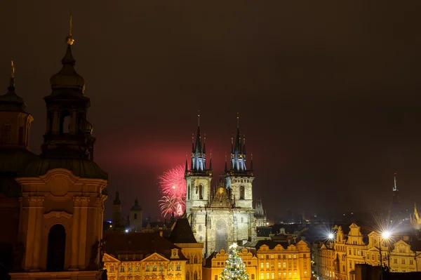 Старый город Праги с фейерверками ночью — стоковое фото