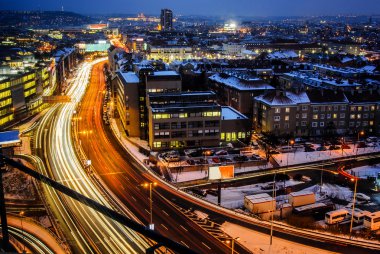 Şehirde gece otoyolu. Uzun süre pozlama kuşlar perspektifi Prag ana yol.