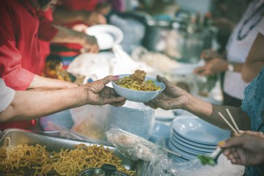 Açlık kavramı: dilencilerin elleri bağışlanmış yiyecek alır.