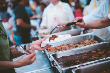 Açlık kavramı: dilencilerin elleri bağışlanmış yiyecek alır.