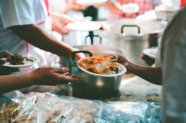 Açlık kavramı: dilencilerin elleri bağışlanmış yiyecek alır.