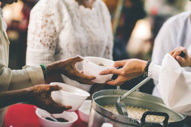 Yoksulların elleri, insanlığın ellerinden yiyecek alır: beslenme kavramı.