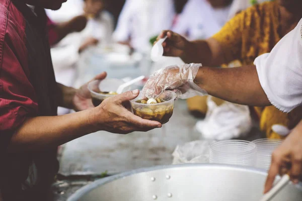 Las Manos Los Pobres Reciben Alimento Las Manos Los Humanos — Foto de Stock