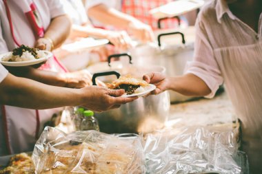 Yoksullara bedava yiyecek sağlamak: Dilencilerin elleri bağışlanmış yiyecekler alır