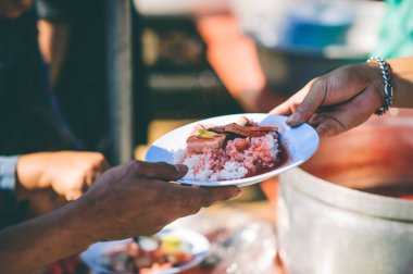 Gönüllüler Yiyeceği Fakirlere Paylaşır: Fakirlerin açlığı azaltmak için yiyecek paylaşımı kavramı