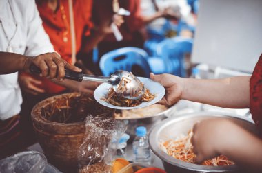 Dilencinin eli donörden yiyecek alır: Aç insanlara yiyecek bağışla