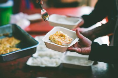 Dilencinin eli donörden yiyecek alır: Aç insanlara yiyecek bağışla