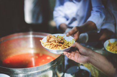 Aç insanlara yiyecek bağışlamak: Gönüllü ellerden evsizlere yiyecek paylaşmak