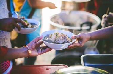 Toplumdaki muhtaçları elle beslemek: Beslenme kavramı