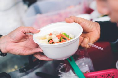 Toplumdaki muhtaçları elle beslemek: Beslenme kavramı