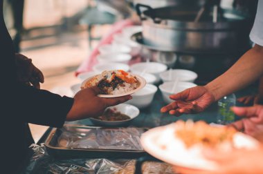 Paylaşma kavramı: yoksullar için yiyecek paylaşımına katılım