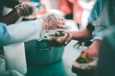 Yoksul ve evsizlere bedava yemek: Paylaşma kavramı