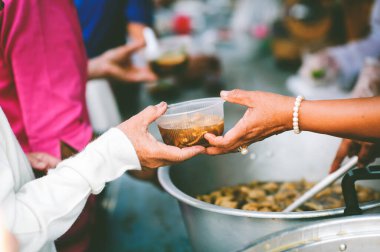 Gönüllüler fakirlere yiyecek sağlıyor: yoksullara yardım yemeği konsepti