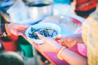 Yoksullara ve açlara yiyecek bağışla: Beslenme kavramı