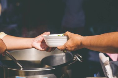 Yoksul ve evsizlere bedava yemek: Yoksullara bedava yemek sunma kavramı