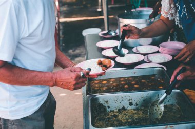 Yoksul ve evsizlere bedava yemek: Yoksullara bedava yemek sunma kavramı