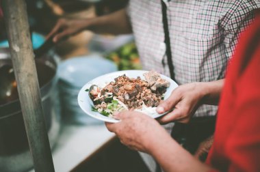 Gönüllüler Yiyeceği Fakirlere Paylaşır: Fakirlerin açlığı azaltmak için yiyecek paylaşımı kavramı